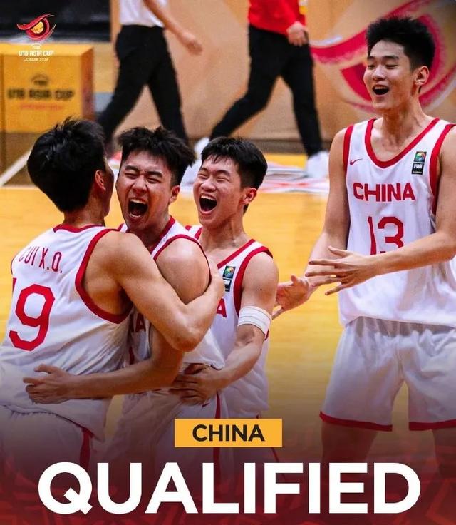 球场上的战火再次点燃，双方队员拼尽全力争胜